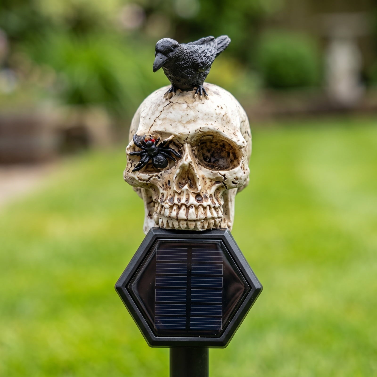 Halloween Skull Solar Garden Stake Light, Resin Skull Solar Outdoor Light for Yard and Garden, Spooky Decorative Stake Lighting for Halloween Courtyard and Lawn Decor 15.35*2.36Inch,1PC