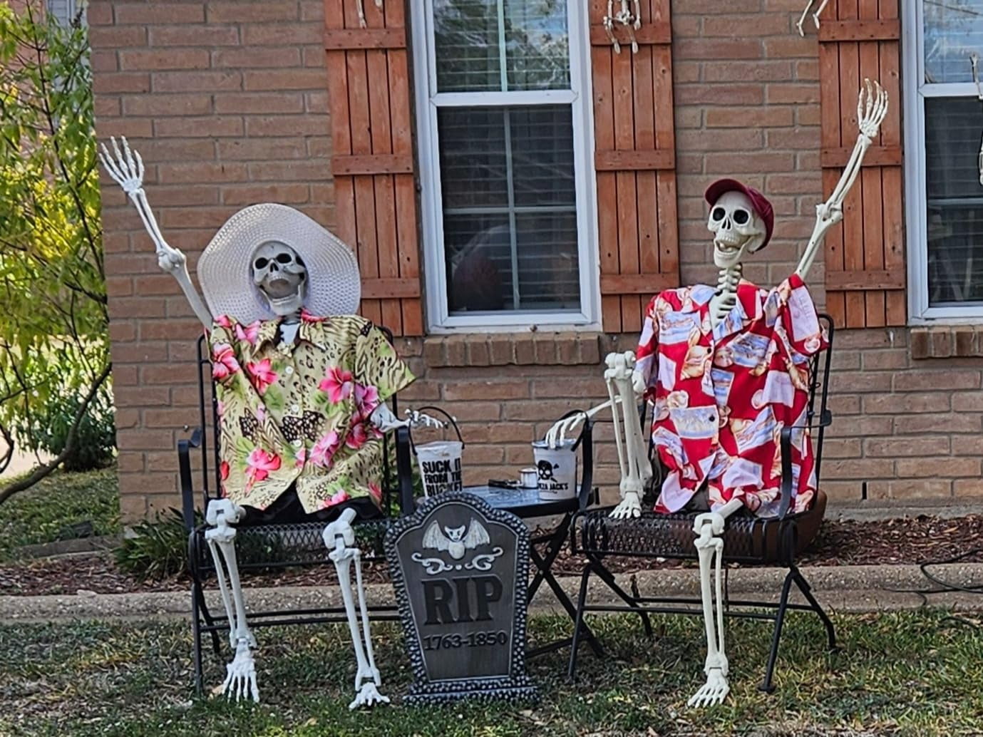 AGCAN 4 Packs Posable Halloween Hanging Skeleton Decoration, 16 Inch Halloween Decorations with Movable Joints for Graveyard Haunted House Props Decor Indoor Outdoor