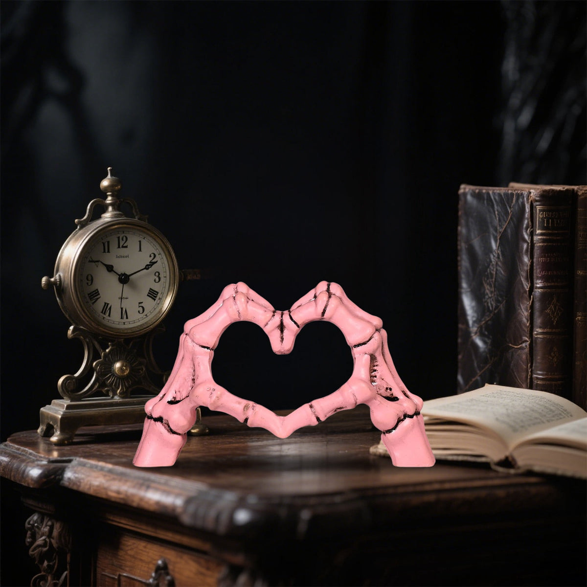 Eoozwa Skeleton Heart Hands Resin Ornament, Gothic Home Decor, Halloween Party Centerpiece, Unique Heart Shape Holiday Gift for Collectors, Spooky Decorations